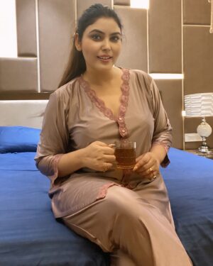 Mamta Rai Instagram - बड़े मुश्किल से संभाला है --
 अब हमने अपने आपको --
जरा लोगो को कह दो की हर रोज --
 मेरे दिल पे पत्थर ना मारा करे --MamtaRai ❤️thoughts
