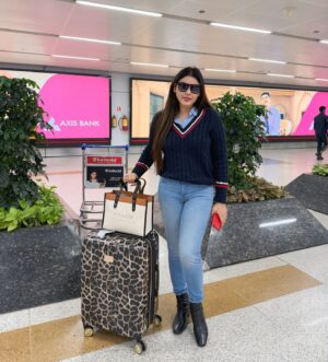 Mamta Rai Instagram - फुरसत मिले तो उनका हाल भी पूछ लिया करो —
 जिनके सीने में दिल की जगह —
 तुम धड़कते हो —#mamtaraithoughts 

#mamtarai46 #mamtarai #explorepage #christmas #airport #christmasdecor