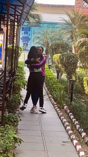 Mamta Rai Instagram - जिनकी माएँ दिल और दिमाग़ से ताकतवर होती हैं -
 उनकी बेटियाँ वीरांगना होती हैं -
बेटियों के अंदर एक ऊँची उड़ान भरने की ताकत और उनके ऊंची सोच जैसे पंख को  ताकत असल में उनकी माँ ही उन्हें दे सकती हैं --
क्यों की माँ ही बच्चों की पहली शिक्षिका होती हैं -#mamtaraithoughts 
#mothernature #mother #mylife #daughter #mydaughter #trend