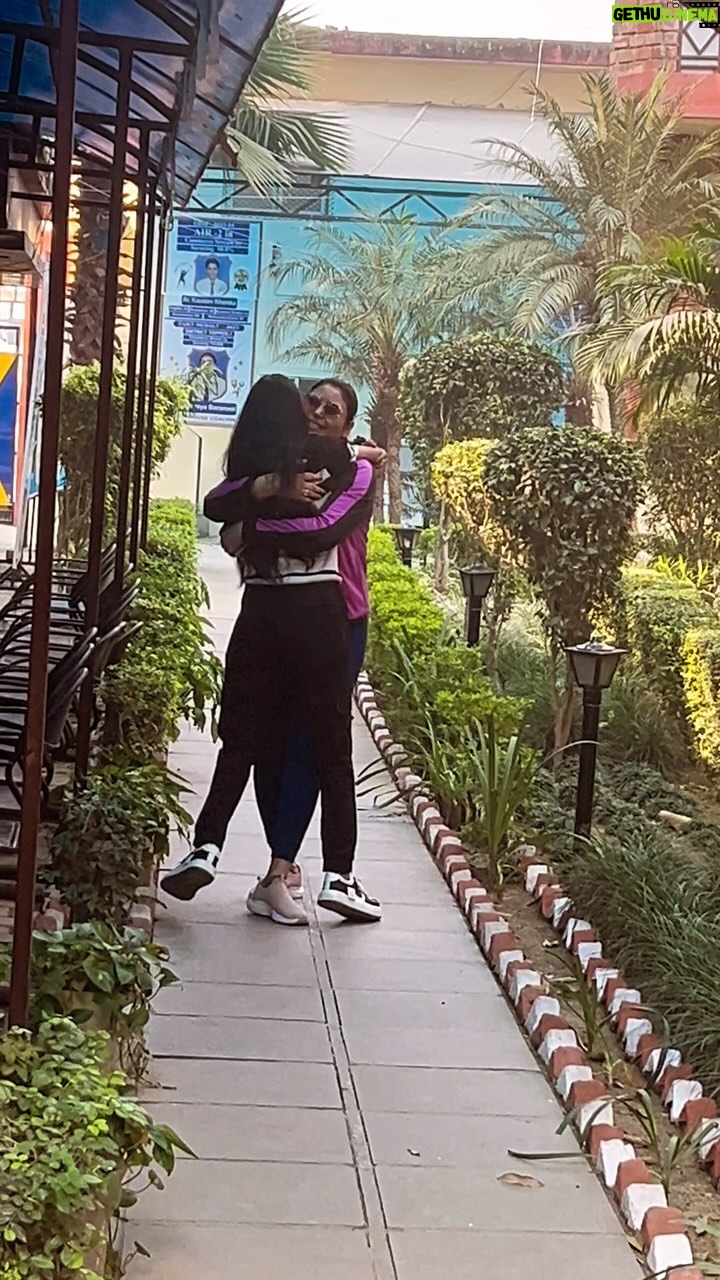 Mamta Rai - 5.5K Likes - जिनकी माएँ दिल और दिमाग़ से ताकतवर होती हैं -
उनकी बेटियाँ वीरांगना होती हैं -
बेटियों के अंदर एक ऊँची उड़ान भरने की ताकत और उनके ऊंची सोच जैसे पंख को ताकत असल में उनकी माँ ही उन्हें दे सकती हैं --
क्यों की माँ ही बच्चों की पहली शिक्षिका होती हैं -#mamtaraithoughts
#mothernature #mother #mylife #daughter #mydaughter #trend