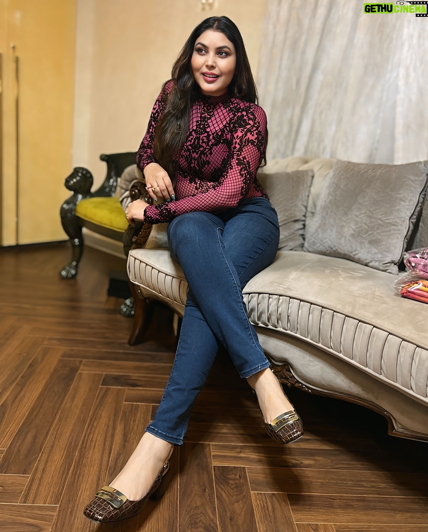 Mamta Rai - 7.1K Likes - छुपा लो तुम मुझे अपनी सांसो में --
कोई अगर पूछ ले तो कह देना ये मेरी ज़िन्दगी हैं --