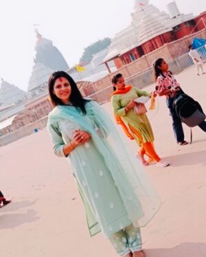 Manasi Salvi Instagram - Margashirsha First Thursday today….and Lord Jagannath’s calling 🙏🌼
My 9 year connection with the Lord..The Lord of the people..
A divine & emotional experience indeed. 

For me the Lord’s connection on earth is Omisha’s & mine unwavering bond with PadmaShree @sudarsansand Bhaina..

Humble beautiful selfless soul. 
Beautiful clicks by him on the magnanimous Chandrabhaga beach and at the Majestic Konark Temple. 
His good intention to support sand artists internationally & nationally. A visit at the #sandartfestival was supremely inspiring with artists from different countries participating in. 
#Puri #Odisha #Sudarsanpattanaik #Konark 

Sinking it all in. 
Jai Jaganantha. 🙏🌼

Thank you my dearest @mystical.rashmi @plutusvoyages for a flawless itinerary as always🤗

Thank you @zara_haya_ul_deen 🤗