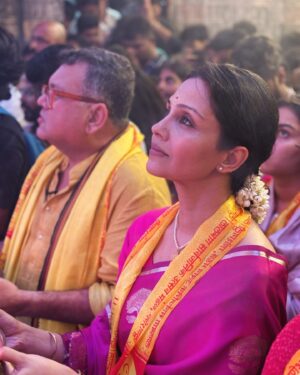 Manasi Salvi Instagram - Bappa Moreya…
The Mahalaxmi Vrat begins from today and also Gauri poojan.. 
This auspicious time of the year when Raja blesses for the entire year..Just a sight of Him & tears well up..Emotions run high. 

Each year Ganesh Galli & Lalbaug bring in the auspiciousness that lasts for the entire year. 

Thank you @tanmay_jangam..you are Bappa’s fav. 
@shalmalee_t happy you came along. 
Bumped into @kunalvijayakar, a happy soul indeed. 

@omisha_prabhu you bring me Joy ❤️

May Bappa bless us with wisdom & Happiness. 🙏🌺

Styling @tanmay_jangam 
Saree @kalkifashion