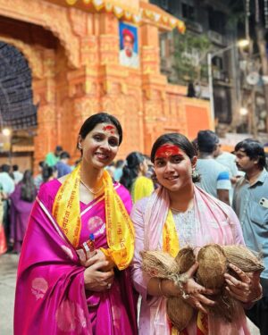 Manasi Salvi Instagram - Bappa Moreya…
The Mahalaxmi Vrat begins from today and also Gauri poojan.. 
This auspicious time of the year when Raja blesses for the entire year..Just a sight of Him & tears well up..Emotions run high. 

Each year Ganesh Galli & Lalbaug bring in the auspiciousness that lasts for the entire year. 

Thank you @tanmay_jangam..you are Bappa’s fav. 
@shalmalee_t happy you came along. 
Bumped into @kunalvijayakar, a happy soul indeed. 

@omisha_prabhu you bring me Joy ❤️

May Bappa bless us with wisdom & Happiness. 🙏🌺

Styling @tanmay_jangam 
Saree @kalkifashion