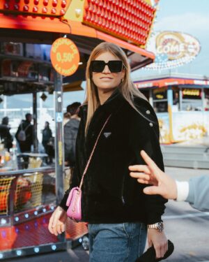 Manon Fiorot Instagram - 🎀  𝒞𝒽𝒾𝓁𝓁 🎀 🎡🎢🎠🎟️👩‍❤️‍💋‍👨