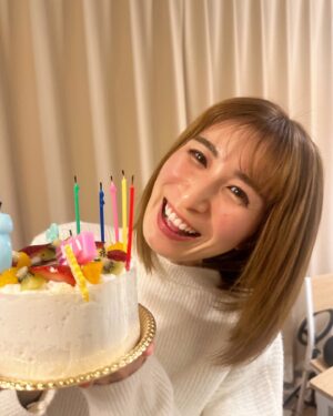 Mari Okamoto Instagram - 本日12/13、無事に35回目の誕生日を迎え、26歳になれました🥹
息子からは謎のボールを貰いました😂
産まれてきて良かった🩷