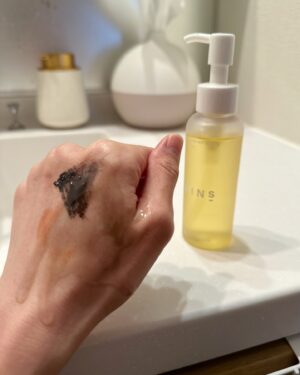 Mari Okamoto Instagram - "美肌菌"でSNSで話題のKINSのスキンケア♡

なんと‼︎ ちょーお得なセットが破格で、
12/4(水)20:00からの楽天スーパーSALEで、期間中【2,000SET限定!】 で、限定クーポン利用で通常価格から*53%OFF!!17,964円が8,596円に!!
 ※値引き オカモトマリ限定クーポンでの割引での合計割引率

KINSは特にW洗顔不要のクレンジングが好き♡
洗浄力の強いオイルクレンジングなのに、全くつっぱらないの!!

このお得な機会に是非KINSを試してみてね♡

〜セット内容〜

【クレンジングオイル】"ダブル洗顔不要"で"美肌菌"とうるおいを残しながら、メイクはしっかり落とすゼロ番目のスキンケアクレンジング ♡

【ブースターII】"美肌菌"が過ごしやすい土台を保ちながら、洗い立ての肌に発酵美容成分をたっぷり浸透*させる先行美容液(*角質層まで)♡

 【ミルク】"美肌菌"の環境を守り、軽くてふかふかな肌へ。うるおいを閉じ込める"ラメラ構造"乳液。仕上がりはクリームのようにしっとり♡

 【フェイスマスク】"乳酸菌"を配合し、"ヒト由来乳酸菌"の1種でエンテロコッカスフェカリカス(保湿成分)EC-12株を採用。みずみずしい潤いのある肌へ♡

【トラベルセット】持ち運びに便利なポーチのついたクレンジング、先行美容液、美容液を含むトラベルセット♡

#PR #KINS @yourkins_official