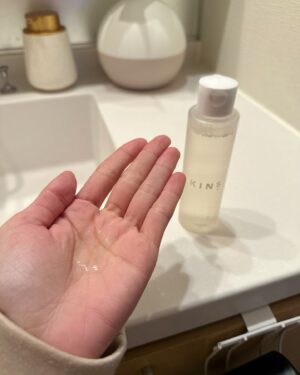 Mari Okamoto Instagram - "美肌菌"でSNSで話題のKINSのスキンケア♡

なんと‼︎ ちょーお得なセットが破格で、
12/4(水)20:00からの楽天スーパーSALEで、期間中【2,000SET限定!】 で、限定クーポン利用で通常価格から*53%OFF!!17,964円が8,596円に!!
 ※値引き オカモトマリ限定クーポンでの割引での合計割引率

KINSは特にW洗顔不要のクレンジングが好き♡
洗浄力の強いオイルクレンジングなのに、全くつっぱらないの!!

このお得な機会に是非KINSを試してみてね♡

〜セット内容〜

【クレンジングオイル】"ダブル洗顔不要"で"美肌菌"とうるおいを残しながら、メイクはしっかり落とすゼロ番目のスキンケアクレンジング ♡

【ブースターII】"美肌菌"が過ごしやすい土台を保ちながら、洗い立ての肌に発酵美容成分をたっぷり浸透*させる先行美容液(*角質層まで)♡

 【ミルク】"美肌菌"の環境を守り、軽くてふかふかな肌へ。うるおいを閉じ込める"ラメラ構造"乳液。仕上がりはクリームのようにしっとり♡

 【フェイスマスク】"乳酸菌"を配合し、"ヒト由来乳酸菌"の1種でエンテロコッカスフェカリカス(保湿成分)EC-12株を採用。みずみずしい潤いのある肌へ♡

【トラベルセット】持ち運びに便利なポーチのついたクレンジング、先行美容液、美容液を含むトラベルセット♡

#PR #KINS @yourkins_official