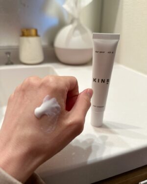 Mari Okamoto Instagram - "美肌菌"でSNSで話題のKINSのスキンケア♡

なんと‼︎ ちょーお得なセットが破格で、
12/4(水)20:00からの楽天スーパーSALEで、期間中【2,000SET限定!】 で、限定クーポン利用で通常価格から*53%OFF!!17,964円が8,596円に!!
 ※値引き オカモトマリ限定クーポンでの割引での合計割引率

KINSは特にW洗顔不要のクレンジングが好き♡
洗浄力の強いオイルクレンジングなのに、全くつっぱらないの!!

このお得な機会に是非KINSを試してみてね♡

〜セット内容〜

【クレンジングオイル】"ダブル洗顔不要"で"美肌菌"とうるおいを残しながら、メイクはしっかり落とすゼロ番目のスキンケアクレンジング ♡

【ブースターII】"美肌菌"が過ごしやすい土台を保ちながら、洗い立ての肌に発酵美容成分をたっぷり浸透*させる先行美容液(*角質層まで)♡

 【ミルク】"美肌菌"の環境を守り、軽くてふかふかな肌へ。うるおいを閉じ込める"ラメラ構造"乳液。仕上がりはクリームのようにしっとり♡

 【フェイスマスク】"乳酸菌"を配合し、"ヒト由来乳酸菌"の1種でエンテロコッカスフェカリカス(保湿成分)EC-12株を採用。みずみずしい潤いのある肌へ♡

【トラベルセット】持ち運びに便利なポーチのついたクレンジング、先行美容液、美容液を含むトラベルセット♡

#PR #KINS @yourkins_official