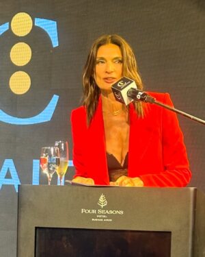 Mariana Arias Instagram - Un placer acompañar a @cecaitraok en su cumpleaños número 25 con el foco puesto en la seguridad vial. Para cuidarnos! 
Gracias @cdgianella 
Gracias @menage_a_trois_boutique @cerininet @ceriniclaudio @santesteban_zapatos @carocuoreoficial 
♥️♥️♥️