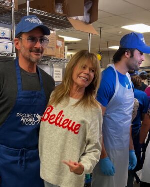 Mary-Margaret Humes Instagram - Thankful to have spent yesterday morning with my @projectangelfood family of friends delivering Thanksgiving dinners to the critically ill. This amazing organization delivers 2500 meals a day in the LA area. Love working beside you @richardayoub @bradbessey @lawrencezarian @gregoryzarian @karynwulbrun @yasbeckamy and so many others!! ❤️🙏🏻 #bekind #givethanks #happythanksgivingday