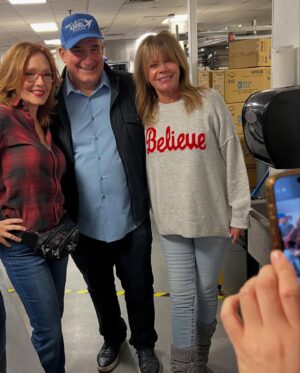 Mary-Margaret Humes Instagram - Thankful to have spent yesterday morning with my @projectangelfood family of friends delivering Thanksgiving dinners to the critically ill. This amazing organization delivers 2500 meals a day in the LA area. Love working beside you @richardayoub @bradbessey @lawrencezarian @gregoryzarian @karynwulbrun @yasbeckamy and so many others!! ❤️🙏🏻 #bekind #givethanks #happythanksgivingday