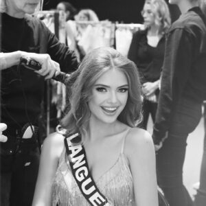 Maxime Teissier Instagram - Il y a un an …✨👑 dans ma robe @simacouture_paris 
Hâte de découvrir notre nouvelle miss france demain 🙌🏽 triste de pas retrouver mes copines mais je pense à vous !!! 
@comitemisslanguedoc