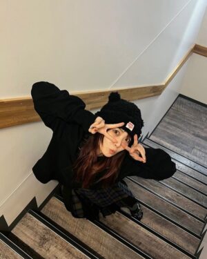 May'n Instagram - 🐻🐻🐻

急に寒くなってきたね🧣
明日はもっと寒いみたい☃️

あったかくして過ごしてねー。

最近派手だったので久しぶりに黒っぽかった。
LiSAちゃんにもらったチェックスカートかわいい〜

#冬コーデ #クマ帽子もお気に入り #🐻