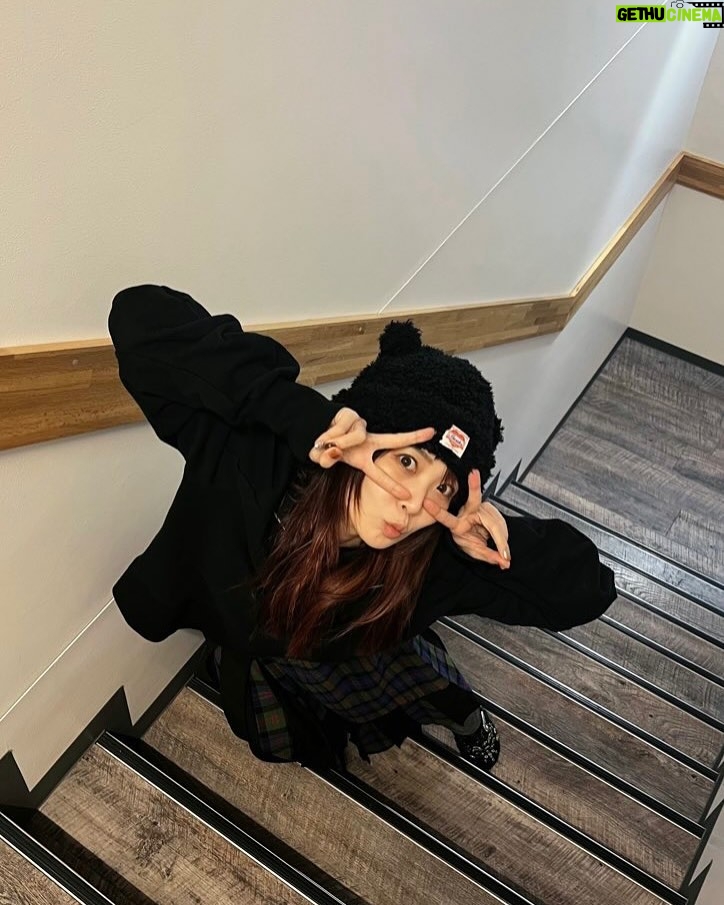 May'n - 2.8K Likes - 🐻🐻🐻
急に寒くなってきたね🧣
明日はもっと寒いみたい☃️
あったかくして過ごしてねー。
最近派手だったので久しぶりに黒っぽかった。
LiSAちゃんにもらったチェックスカートかわいい〜
#冬コーデ #クマ帽子もお気に入り #🐻