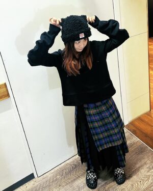 May'n Instagram - 🐻🐻🐻

急に寒くなってきたね🧣
明日はもっと寒いみたい☃️

あったかくして過ごしてねー。

最近派手だったので久しぶりに黒っぽかった。
LiSAちゃんにもらったチェックスカートかわいい〜

#冬コーデ #クマ帽子もお気に入り #🐻