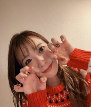 May'n Instagram - クリスマスネイル🎅🎄

クリスマスらしさありながら
クリスマス終わっても合う感じに💫

当日の衣装にもぴったり👗

いつも素敵ネイルと楽しい時間をありがとうございます🫶
@_kotono._ 

#クリスマスネイル #nailart #naildesign #💅