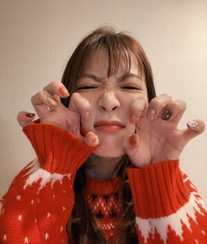 May'n Instagram - クリスマスネイル🎅🎄

クリスマスらしさありながら
クリスマス終わっても合う感じに💫

当日の衣装にもぴったり👗

いつも素敵ネイルと楽しい時間をありがとうございます🫶
@_kotono._ 

#クリスマスネイル #nailart #naildesign #💅