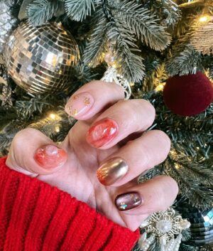 May'n Instagram - クリスマスネイル🎅🎄

クリスマスらしさありながら
クリスマス終わっても合う感じに💫

当日の衣装にもぴったり👗

いつも素敵ネイルと楽しい時間をありがとうございます🫶
@_kotono._ 

#クリスマスネイル #nailart #naildesign #💅