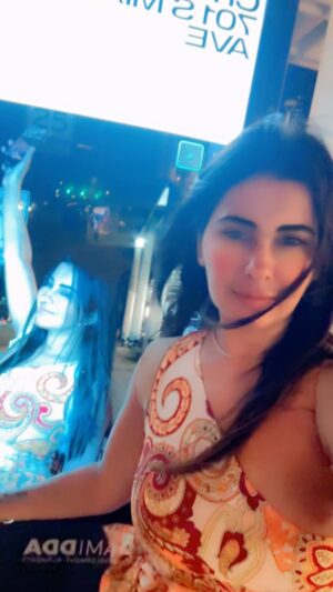 Meetii Kalher Instagram - Haye main kya karu 😂😂
#meetiikalher #reels #miami