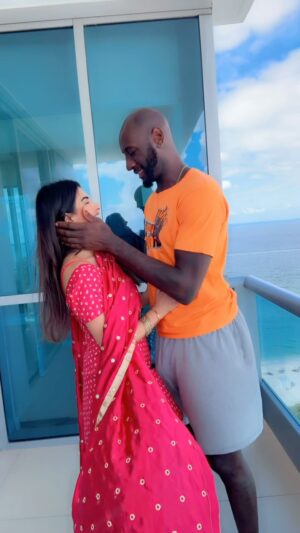 Meetii Kalher Instagram - The way he looks at me 😍😍🌊🌊☀️☀️
#meetiikalher #fyp #miami