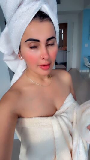 Meetii Kalher Instagram - Kala kithey aa😩😏
#meetiikalher #fyp #miami