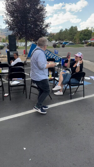 Meredith Salenger Instagram - After giving speeches & firing up people in Nevada to go knock on doors to #GetOutTheVote for #HARRISWALZ…💙 @pattonoswalt and I had a little taco truck lunch break before heading out ourselves (also FaceTiming my mom) #WeKnowWeKnowWeAreSillyHappyPeople @kamalaharris @kamalahq @timwalz