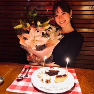 Mew Azama Instagram - 昨日誕生日を迎えました💐

お祝いしてくれた方々
メッセージをくれた方々
そしてInstagramを見てくださっているみなさま
いつもありがとうございます💋
　　
#birthday