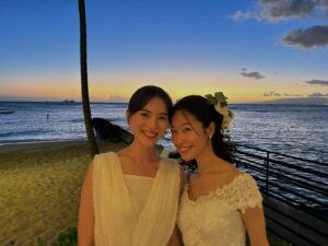 Mew Azama Instagram - 🌺

先週友達の結婚式でHawaiiに行ってました💒

アットホームで心温まる素敵な時間だったなぁ
　

景色も素晴らしく、終始感動。

すべてノンフィルターです💙🧡
　

まこち本当におめでとう♡最高に可愛かった♡

お祝いの場にいられて幸せでした。
 

#みゅう旅#wedding#Hawaii#ハワイ