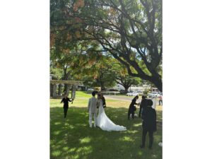 Mew Azama Instagram - 🌺

先週友達の結婚式でHawaiiに行ってました💒

アットホームで心温まる素敵な時間だったなぁ
　

景色も素晴らしく、終始感動。

すべてノンフィルターです💙🧡
　

まこち本当におめでとう♡最高に可愛かった♡

お祝いの場にいられて幸せでした。
 

#みゅう旅#wedding#Hawaii#ハワイ