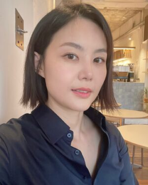 Miryo Instagram - 블랙 아니고 네이비 셔츠👔 
오늘 잘 어울린다고 해서 셀카 마구마구 찍었다 
그 중 세장만 올림ㅋ (뿌~샷 오랜만ㅋ)

#무신사스탠다드 #musinsastandard
😊