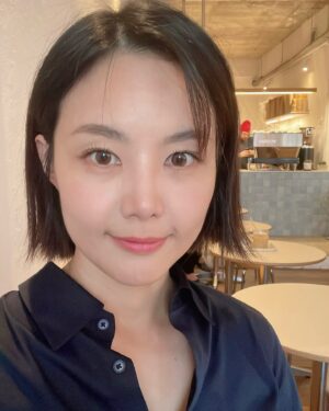 Miryo Instagram - 블랙 아니고 네이비 셔츠👔 
오늘 잘 어울린다고 해서 셀카 마구마구 찍었다 
그 중 세장만 올림ㅋ (뿌~샷 오랜만ㅋ)

#무신사스탠다드 #musinsastandard
😊