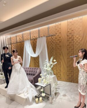 Misa Minami Instagram - 会社の大切な仲間の結婚式💍
乾杯の挨拶とスピーチを務めさせて頂きました😌✨

とても正義感が強くて、誠実で、責任感があって
私が見てない時でも、真面目に頑張ってくれてるメンバーです。
長女気質でたまに思い詰めちゃうところもあるけど
そういうところも、きっと思いが強いからなんだろうなぁとか、
自分がしっかりしなきゃいけないと思ってるんだろうなって思って、勝手に偉いな〜と思ってます。
たまには甘えて大丈夫だからね☺️🤍

人見知りではあるけど、仲間思いで自分が大切に想う人を
しっかりと大切にできるあなたを心から尊敬しています。😌🤍

おおらかで、本質をついていて、優しく包んでくれる
旦那様に出会えてよかったね☺️✨
末永く末永く、お幸せに😌💍🤍

#結婚式　#結婚　#💒