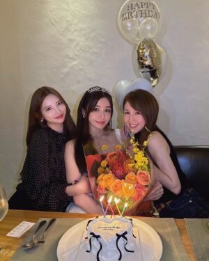 Misa Minami Instagram - お誕生日月間💐
沢山のお祝いをありがとうございました☺️✨
嬉しすぎて記録に残します。💞
Instagramは20枚までデータがアップできるように増えたはずなのに、載せ切れない写真もいっぱいあって
自分でもびっくりしました。
本当に沢山の方に愛されて幸せ者です🥹❤️

中には、その場に居合わせたおかげで何度も何度もお祝いしてもらったお友達もいて大変申し訳ない気持ちです。(笑

今年は比較的長くお祝いが続き感謝でしたが🥹
もう祝われても、そんなめでたい年齢ではないので🤣
ほんとに、皆さん、お気遣いなくで。🙇💦
ただ、こんな機会のおかげで、改めて身近な皆さんに
感謝をお伝えすることができて、私自身とても嬉しく思いました。
普段観葉植物しかない家に、お花がたくさん増えていく風景はとても心が温かくなりました😌💐

これからもどうぞよろしくお願いします✨
もうこれ以上のお祝いは大丈夫なので...笑
ずっとずっと仲良くしてください🥰🩷、