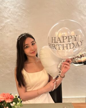 Misa Minami Instagram - お誕生日月間💐
沢山のお祝いをありがとうございました☺️✨
嬉しすぎて記録に残します。💞
Instagramは20枚までデータがアップできるように増えたはずなのに、載せ切れない写真もいっぱいあって
自分でもびっくりしました。
本当に沢山の方に愛されて幸せ者です🥹❤️

中には、その場に居合わせたおかげで何度も何度もお祝いしてもらったお友達もいて大変申し訳ない気持ちです。(笑

今年は比較的長くお祝いが続き感謝でしたが🥹
もう祝われても、そんなめでたい年齢ではないので🤣
ほんとに、皆さん、お気遣いなくで。🙇💦
ただ、こんな機会のおかげで、改めて身近な皆さんに
感謝をお伝えすることができて、私自身とても嬉しく思いました。
普段観葉植物しかない家に、お花がたくさん増えていく風景はとても心が温かくなりました😌💐

これからもどうぞよろしくお願いします✨
もうこれ以上のお祝いは大丈夫なので...笑
ずっとずっと仲良くしてください🥰🩷、