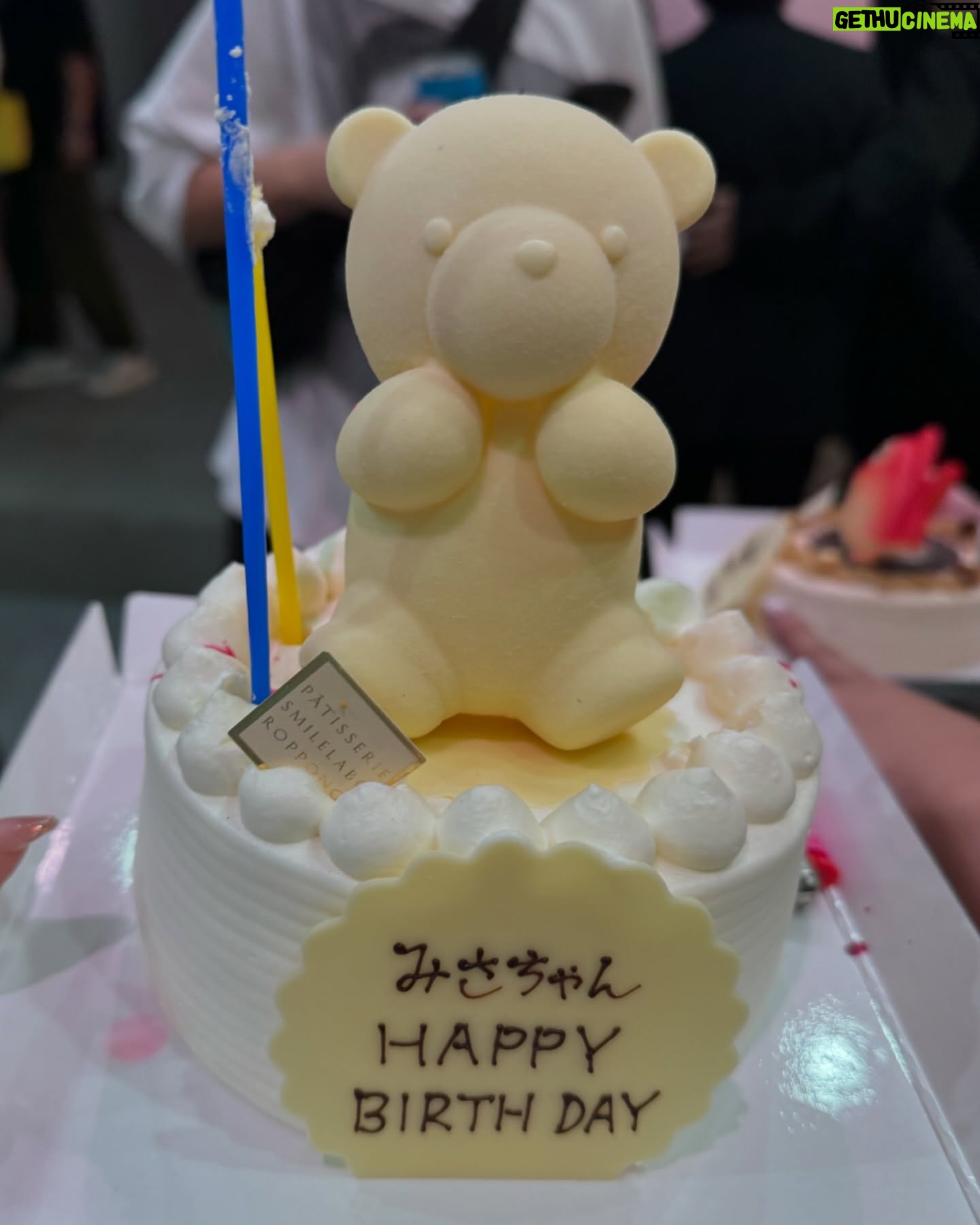 Misa Minami - 675 Likes - お誕生日月間💐
沢山のお祝いをありがとうございました☺️✨
嬉しすぎて記録に残します。💞
Instagramは20枚までデータがアップできるように増えたはずなのに、載せ切れない写真もいっぱいあって
自分でもびっくりしました。
本当に沢山の方に愛されて幸せ者です🥹❤️
中には、その場に居合わせたおかげで何度も何度もお祝いしてもらったお友達もいて大変申し訳ない気持ちです。(笑
今年は比較的長くお祝いが続き感謝でしたが🥹
もう祝われても、そんなめでたい年齢ではないので🤣
ほんとに、皆さん、お気遣いなくで。🙇💦
ただ、こんな機会のおかげで、改めて身近な皆さんに
感謝をお伝えすることができて、私自身とても嬉しく思いました。
普段観葉植物しかない家に、お花がたくさん増えていく風景はとても心が温かくなりました😌💐
これからもどうぞよろしくお願いします✨
もうこれ以上のお祝いは大丈夫なので...笑
ずっとずっと仲良くしてください🥰🩷、