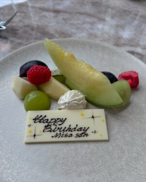 Misa Minami Instagram - お誕生日月間💐
沢山のお祝いをありがとうございました☺️✨
嬉しすぎて記録に残します。💞
Instagramは20枚までデータがアップできるように増えたはずなのに、載せ切れない写真もいっぱいあって
自分でもびっくりしました。
本当に沢山の方に愛されて幸せ者です🥹❤️

中には、その場に居合わせたおかげで何度も何度もお祝いしてもらったお友達もいて大変申し訳ない気持ちです。(笑

今年は比較的長くお祝いが続き感謝でしたが🥹
もう祝われても、そんなめでたい年齢ではないので🤣
ほんとに、皆さん、お気遣いなくで。🙇💦
ただ、こんな機会のおかげで、改めて身近な皆さんに
感謝をお伝えすることができて、私自身とても嬉しく思いました。
普段観葉植物しかない家に、お花がたくさん増えていく風景はとても心が温かくなりました😌💐

これからもどうぞよろしくお願いします✨
もうこれ以上のお祝いは大丈夫なので...笑
ずっとずっと仲良くしてください🥰🩷、