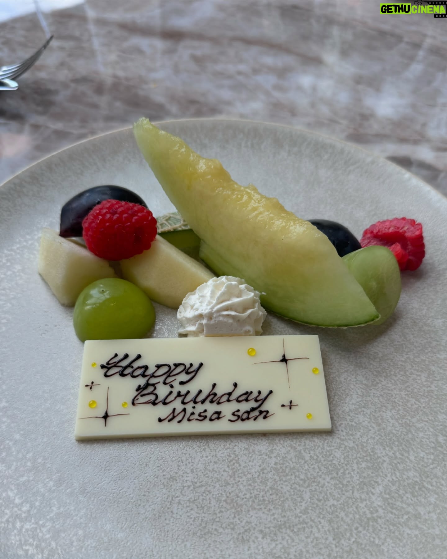 Misa Minami - 675 Likes - お誕生日月間💐
沢山のお祝いをありがとうございました☺️✨
嬉しすぎて記録に残します。💞
Instagramは20枚までデータがアップできるように増えたはずなのに、載せ切れない写真もいっぱいあって
自分でもびっくりしました。
本当に沢山の方に愛されて幸せ者です🥹❤️
中には、その場に居合わせたおかげで何度も何度もお祝いしてもらったお友達もいて大変申し訳ない気持ちです。(笑
今年は比較的長くお祝いが続き感謝でしたが🥹
もう祝われても、そんなめでたい年齢ではないので🤣
ほんとに、皆さん、お気遣いなくで。🙇💦
ただ、こんな機会のおかげで、改めて身近な皆さんに
感謝をお伝えすることができて、私自身とても嬉しく思いました。
普段観葉植物しかない家に、お花がたくさん増えていく風景はとても心が温かくなりました😌💐
これからもどうぞよろしくお願いします✨
もうこれ以上のお祝いは大丈夫なので...笑
ずっとずっと仲良くしてください🥰🩷、