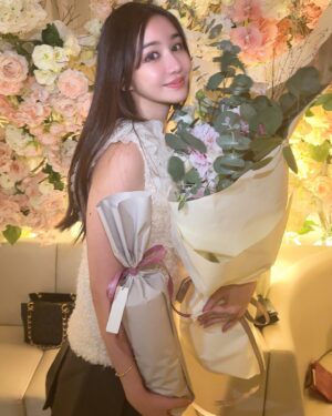Misa Minami Instagram - お誕生日月間💐
沢山のお祝いをありがとうございました☺️✨
嬉しすぎて記録に残します。💞
Instagramは20枚までデータがアップできるように増えたはずなのに、載せ切れない写真もいっぱいあって
自分でもびっくりしました。
本当に沢山の方に愛されて幸せ者です🥹❤️

中には、その場に居合わせたおかげで何度も何度もお祝いしてもらったお友達もいて大変申し訳ない気持ちです。(笑

今年は比較的長くお祝いが続き感謝でしたが🥹
もう祝われても、そんなめでたい年齢ではないので🤣
ほんとに、皆さん、お気遣いなくで。🙇💦
ただ、こんな機会のおかげで、改めて身近な皆さんに
感謝をお伝えすることができて、私自身とても嬉しく思いました。
普段観葉植物しかない家に、お花がたくさん増えていく風景はとても心が温かくなりました😌💐

これからもどうぞよろしくお願いします✨
もうこれ以上のお祝いは大丈夫なので...笑
ずっとずっと仲良くしてください🥰🩷、