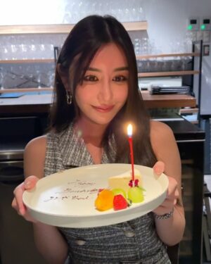 Misa Minami Instagram - お誕生日月間💐
沢山のお祝いをありがとうございました☺️✨
嬉しすぎて記録に残します。💞
Instagramは20枚までデータがアップできるように増えたはずなのに、載せ切れない写真もいっぱいあって
自分でもびっくりしました。
本当に沢山の方に愛されて幸せ者です🥹❤️

中には、その場に居合わせたおかげで何度も何度もお祝いしてもらったお友達もいて大変申し訳ない気持ちです。(笑

今年は比較的長くお祝いが続き感謝でしたが🥹
もう祝われても、そんなめでたい年齢ではないので🤣
ほんとに、皆さん、お気遣いなくで。🙇💦
ただ、こんな機会のおかげで、改めて身近な皆さんに
感謝をお伝えすることができて、私自身とても嬉しく思いました。
普段観葉植物しかない家に、お花がたくさん増えていく風景はとても心が温かくなりました😌💐

これからもどうぞよろしくお願いします✨
もうこれ以上のお祝いは大丈夫なので...笑
ずっとずっと仲良くしてください🥰🩷、