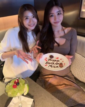 Misa Minami Instagram - お誕生日月間💐
沢山のお祝いをありがとうございました☺️✨
嬉しすぎて記録に残します。💞
Instagramは20枚までデータがアップできるように増えたはずなのに、載せ切れない写真もいっぱいあって
自分でもびっくりしました。
本当に沢山の方に愛されて幸せ者です🥹❤️

中には、その場に居合わせたおかげで何度も何度もお祝いしてもらったお友達もいて大変申し訳ない気持ちです。(笑

今年は比較的長くお祝いが続き感謝でしたが🥹
もう祝われても、そんなめでたい年齢ではないので🤣
ほんとに、皆さん、お気遣いなくで。🙇💦
ただ、こんな機会のおかげで、改めて身近な皆さんに
感謝をお伝えすることができて、私自身とても嬉しく思いました。
普段観葉植物しかない家に、お花がたくさん増えていく風景はとても心が温かくなりました😌💐

これからもどうぞよろしくお願いします✨
もうこれ以上のお祝いは大丈夫なので...笑
ずっとずっと仲良くしてください🥰🩷、