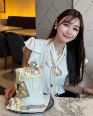Misa Minami Instagram - お誕生日月間💐
沢山のお祝いをありがとうございました☺️✨
嬉しすぎて記録に残します。💞
Instagramは20枚までデータがアップできるように増えたはずなのに、載せ切れない写真もいっぱいあって
自分でもびっくりしました。
本当に沢山の方に愛されて幸せ者です🥹❤️

中には、その場に居合わせたおかげで何度も何度もお祝いしてもらったお友達もいて大変申し訳ない気持ちです。(笑

今年は比較的長くお祝いが続き感謝でしたが🥹
もう祝われても、そんなめでたい年齢ではないので🤣
ほんとに、皆さん、お気遣いなくで。🙇💦
ただ、こんな機会のおかげで、改めて身近な皆さんに
感謝をお伝えすることができて、私自身とても嬉しく思いました。
普段観葉植物しかない家に、お花がたくさん増えていく風景はとても心が温かくなりました😌💐

これからもどうぞよろしくお願いします✨
もうこれ以上のお祝いは大丈夫なので...笑
ずっとずっと仲良くしてください🥰🩷、