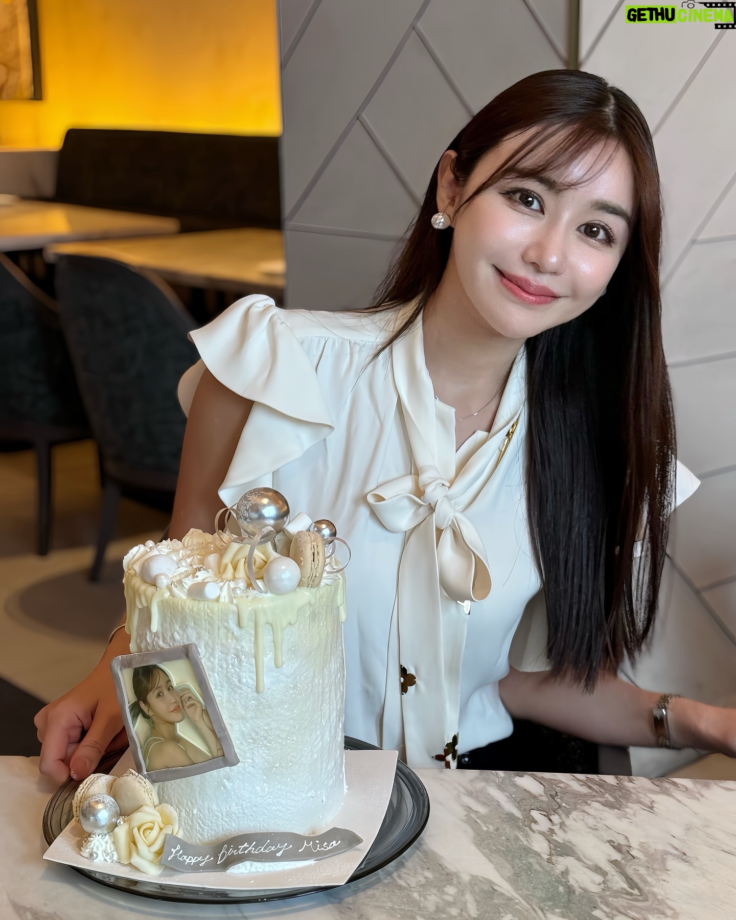 Misa Minami - 675 Likes - お誕生日月間💐
沢山のお祝いをありがとうございました☺️✨
嬉しすぎて記録に残します。💞
Instagramは20枚までデータがアップできるように増えたはずなのに、載せ切れない写真もいっぱいあって
自分でもびっくりしました。
本当に沢山の方に愛されて幸せ者です🥹❤️
中には、その場に居合わせたおかげで何度も何度もお祝いしてもらったお友達もいて大変申し訳ない気持ちです。(笑
今年は比較的長くお祝いが続き感謝でしたが🥹
もう祝われても、そんなめでたい年齢ではないので🤣
ほんとに、皆さん、お気遣いなくで。🙇💦
ただ、こんな機会のおかげで、改めて身近な皆さんに
感謝をお伝えすることができて、私自身とても嬉しく思いました。
普段観葉植物しかない家に、お花がたくさん増えていく風景はとても心が温かくなりました😌💐
これからもどうぞよろしくお願いします✨
もうこれ以上のお祝いは大丈夫なので...笑
ずっとずっと仲良くしてください🥰🩷、