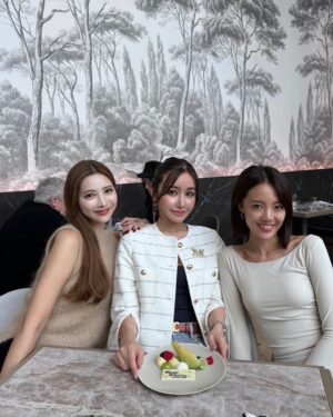 Misa Minami Instagram - お誕生日月間💐
沢山のお祝いをありがとうございました☺️✨
嬉しすぎて記録に残します。💞
Instagramは20枚までデータがアップできるように増えたはずなのに、載せ切れない写真もいっぱいあって
自分でもびっくりしました。
本当に沢山の方に愛されて幸せ者です🥹❤️

中には、その場に居合わせたおかげで何度も何度もお祝いしてもらったお友達もいて大変申し訳ない気持ちです。(笑

今年は比較的長くお祝いが続き感謝でしたが🥹
もう祝われても、そんなめでたい年齢ではないので🤣
ほんとに、皆さん、お気遣いなくで。🙇💦
ただ、こんな機会のおかげで、改めて身近な皆さんに
感謝をお伝えすることができて、私自身とても嬉しく思いました。
普段観葉植物しかない家に、お花がたくさん増えていく風景はとても心が温かくなりました😌💐

これからもどうぞよろしくお願いします✨
もうこれ以上のお祝いは大丈夫なので...笑
ずっとずっと仲良くしてください🥰🩷、