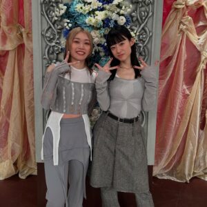Moeka Shiotsuka Instagram - FNS歌謡祭🎤ｱﾘｶﾞﾄ~𖤐⡱

hm @kikamkn 
st @remi_kawasaki_ 
スーパードラム @chai.yuna 

安心の皆さんと(՞- -՞)ᐝ