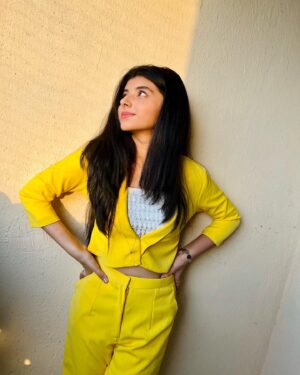 Myra Singh Instagram - The last picture says it all 🤭 #kellyfreefire 
🌟 A yellow dress can make even the darkest of days filled with sunshine ☀️ 
.
.
.
.
#myrasingh #yellow #pics #beautifulday #sunnyday #kellyfreefire