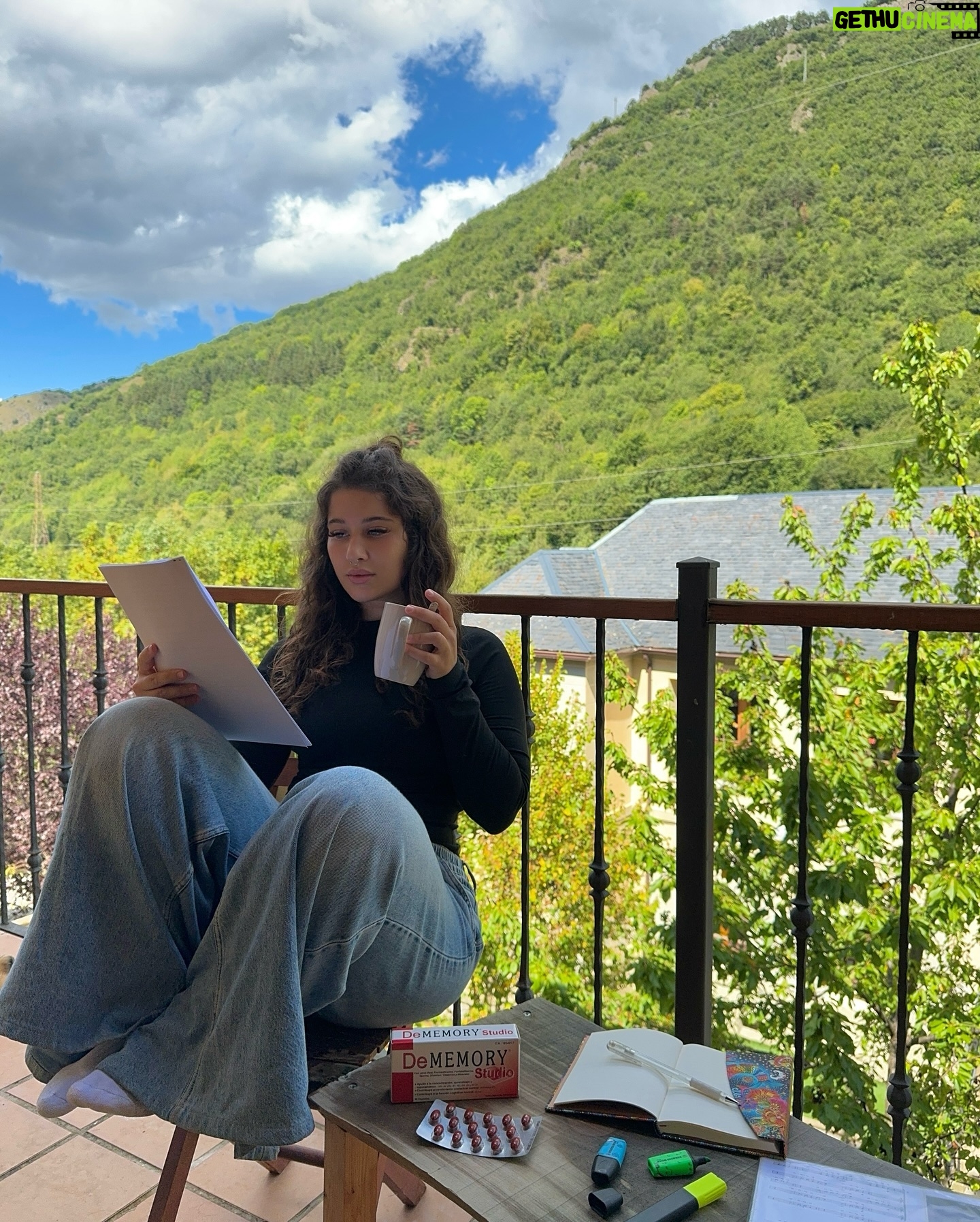Nadia Al Saidi - 10.1K Likes - A veces mi mente está más dispersa de lo normal y para estudiar bien los guiones necesito estar bien concentrada. Así que hace unos días decidí, después de muchas recomendaciones, empezar a tomar @dememory_studio que contiene Jalea Real, Vitaminas B5 y Zinc que contribuyen al rendimiento intelectual y función cognitiva normal, y la verdad que lo estoy empezando a notar bastante. Así que si necesitáis un poco más de concentración o simplemente estar menos dispersos en vuestro día a día os lo recomiendo mucho! 🫶🏼
#publicidad #ad #dememory #colaboracion