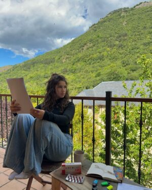 Nadia Al Saidi Instagram - A veces mi mente está más dispersa de lo normal y para estudiar bien los guiones necesito estar bien concentrada. Así que hace unos días decidí, después de muchas recomendaciones, empezar a tomar @dememory_studio que contiene Jalea Real, Vitaminas B5 y Zinc que contribuyen al rendimiento intelectual y función cognitiva normal, y la verdad que lo estoy empezando a notar bastante. Así que si necesitáis un poco más de concentración o simplemente estar menos dispersos en vuestro día a día os lo recomiendo mucho! 🫶🏼 
 

#publicidad #ad #dememory #colaboracion