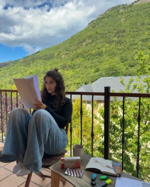 Nadia Al Saidi Instagram - A veces mi mente está más dispersa de lo normal y para estudiar bien los guiones necesito estar bien concentrada. Así que hace unos días decidí, después de muchas recomendaciones, empezar a tomar @dememory_studio que contiene Jalea Real, Vitaminas B5 y Zinc que contribuyen al rendimiento intelectual y función cognitiva normal, y la verdad que lo estoy empezando a notar bastante. Así que si necesitáis un poco más de concentración o simplemente estar menos dispersos en vuestro día a día os lo recomiendo mucho! 🫶🏼 
 

#publicidad #ad #dememory #colaboracion