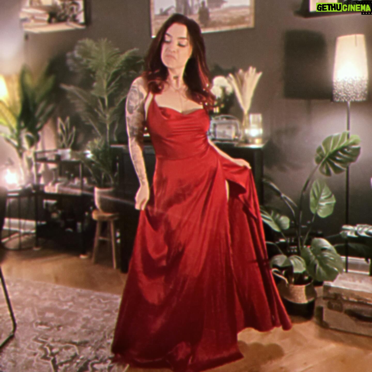 Nastassja Strobel - 7.9K Likes - Habe gestern ein Kleid getragen.
Das ist der Post.